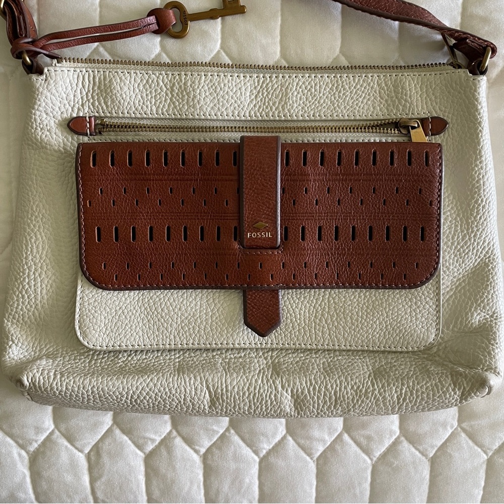 Fossil Genuine Leather Crossbody Bag​ - Picture 3 of 9